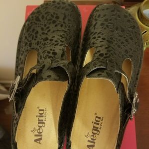Alegria Clogs